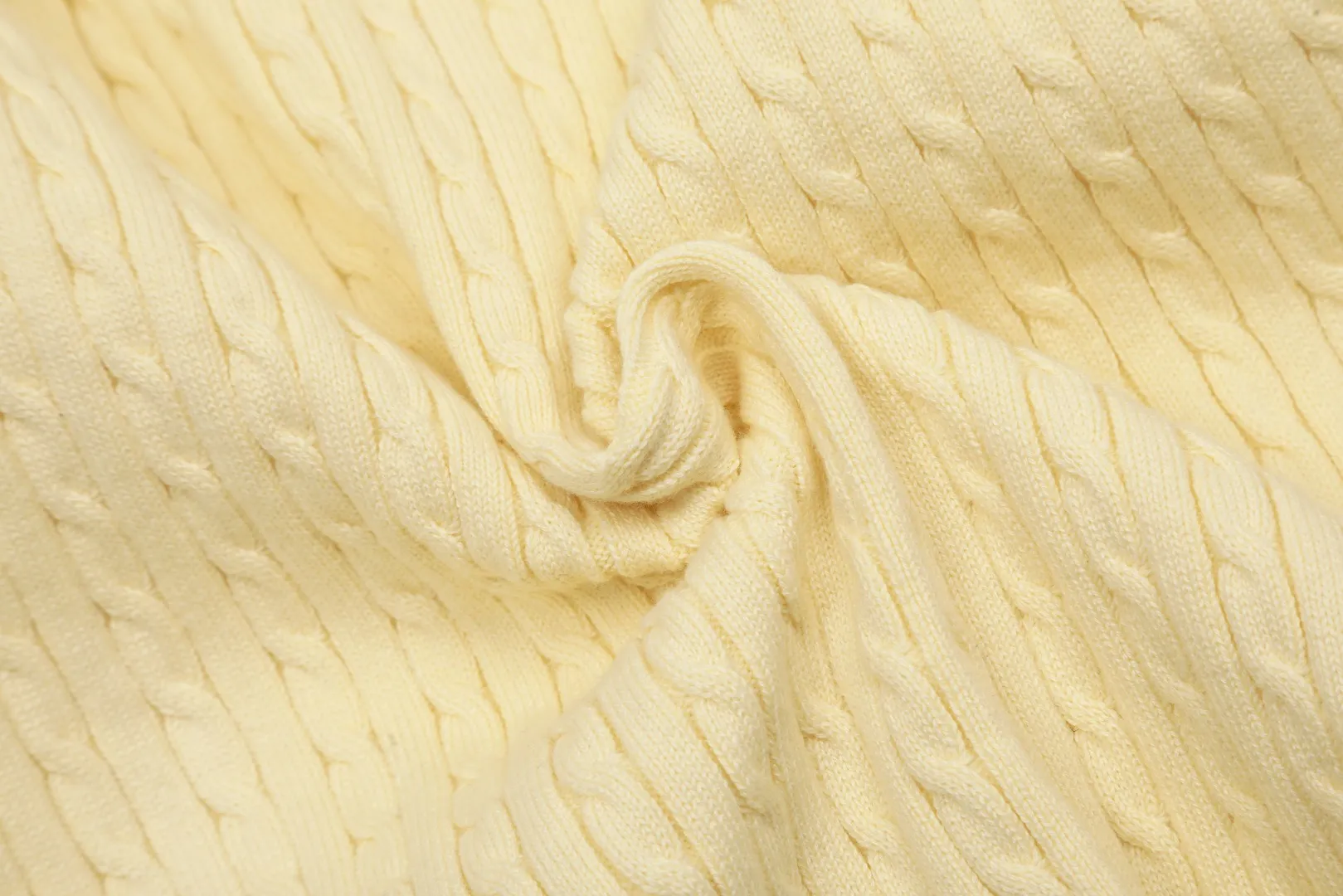 🅿️210 "Top quality" Style number: DS005# (not off the shelves all year round) [Ralph Lauren round neck solid color pony embroidered logo knitted cardigan long sleeves] ✅Ralph Lauren classic basic versatile twist knitted cardigan long sleeves ✅Main supplier platform live broadcast Wholesale entities Replenish when out of stock Not off the shelves ✅ZP quality 1:1 version Scan the code to enter the GF website Counter quality ✅Details and quality are the only one in Guangzhou. Imported quality cotton yarn, focusing on high-end, cost-effective, good quality needless to say. ✅The same style as Zhao Lusi is really amazing, so sweet, so beautiful. This cardigan is really good-looking. Rose red and white label Big red and blue label